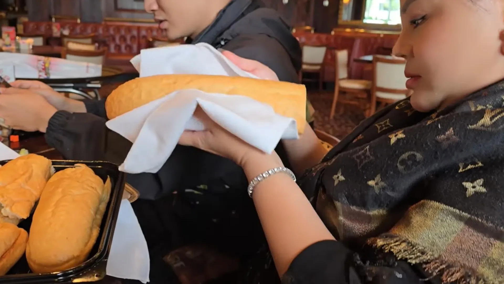 le-duong-bao-lam-di-an-tren-dat-my-phai-mang-do-thua-ve (5)