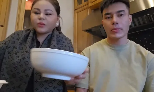 le-giang-bat-ngo-doi-bo-ve-nuoc-khi-dang-o-my-cung-le-duong-bao-lam (3)