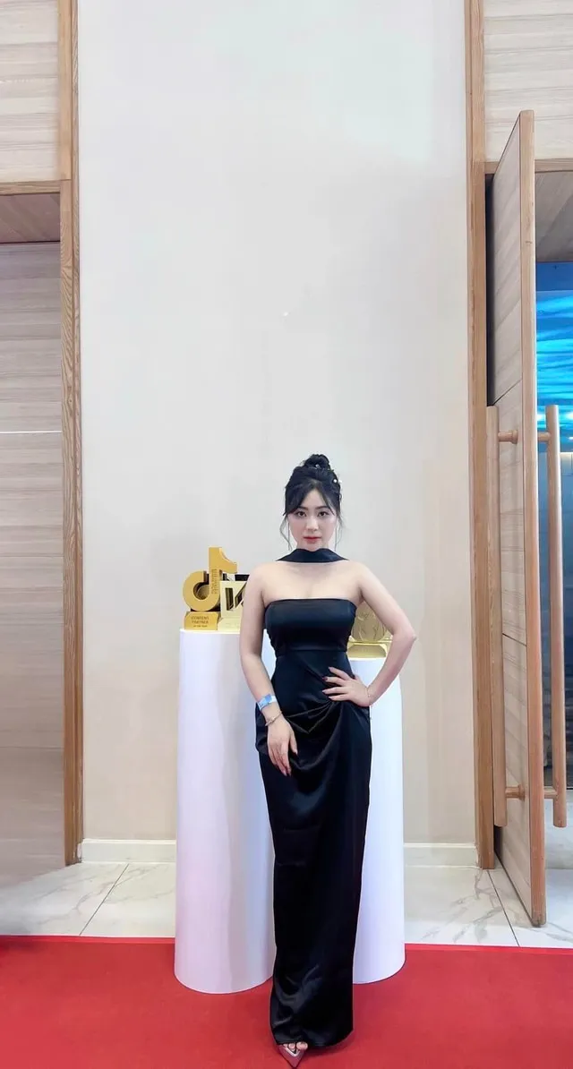 nhan-sac-cua-ban-gai-tong-tai-gia-truong-hot-ran-ran-coi-mang (5)