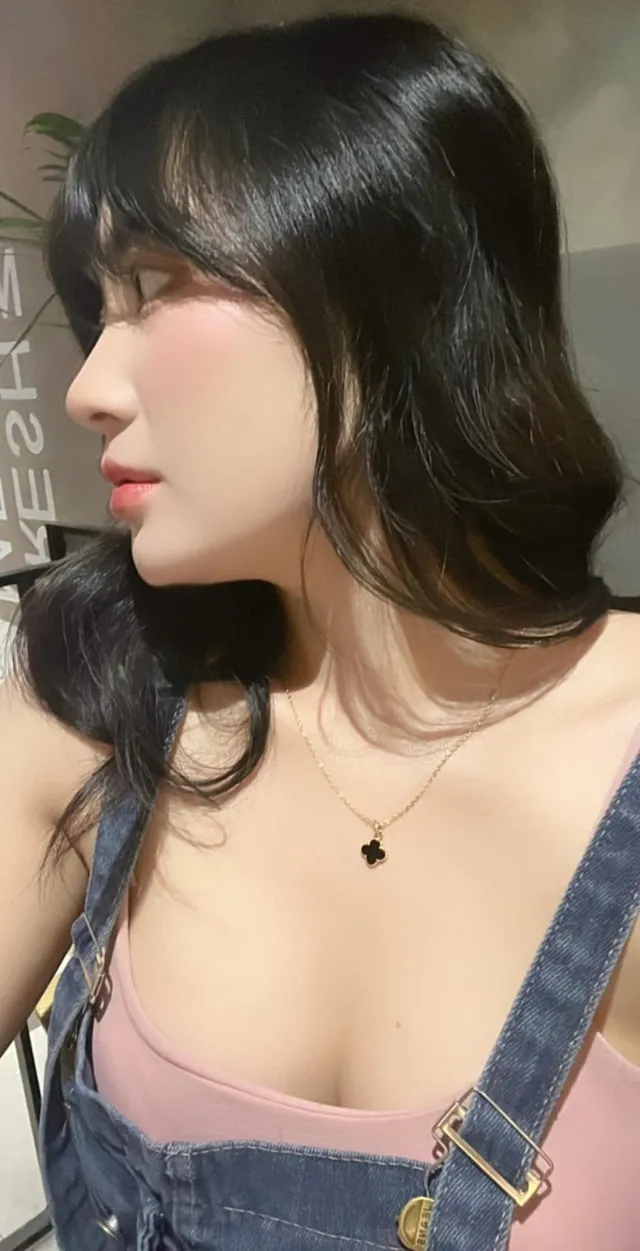 nhan-sac-cua-ban-gai-tong-tai-gia-truong-hot-ran-ran-coi-mang (6)