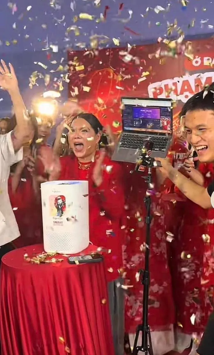 pham-thoai-khoe-livestream-50-ty-nhung-lai-bi-dan-mang-mia-mai (8)