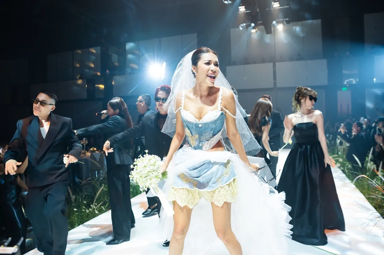 minh-tu-bat-khoc-khi-khui-phong-bi-mung-cuoi (6)