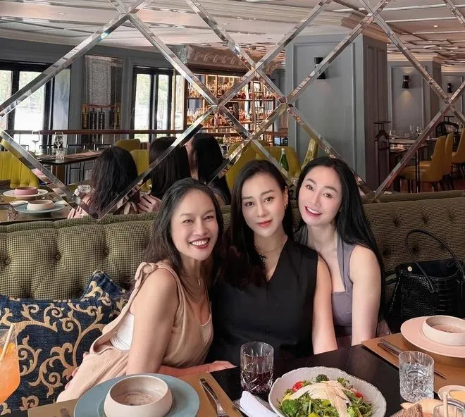 phuong-oanh-lo-dien-can-ngay-lam-bon (4)