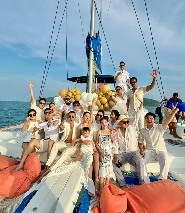 vo-chong-phuong-trinh-jolie-bao-tron-du-thuyen-sang-chanh-ky-niem-2-nam-ngay-cuoi (9)