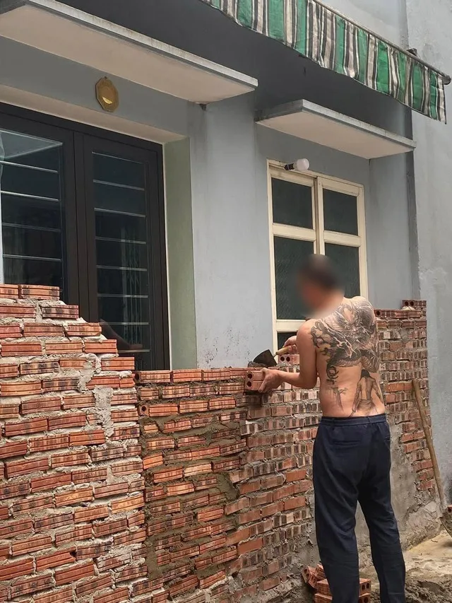 hai-cu-gia-bi-hang-xom-xay-tuong-bit-kin-cua-nha (3)