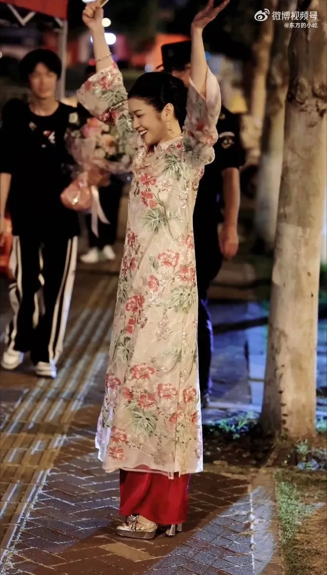 he-lo-hinh-anh-suni-ha-linh-mac-ao-dai-ghi-hinh-dap-gio-2024 (1)