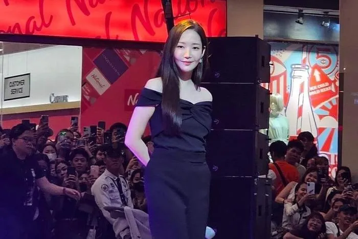 bat-ngo-truoc-nhan-sac-hien-tai-cua-park-min-young (5)