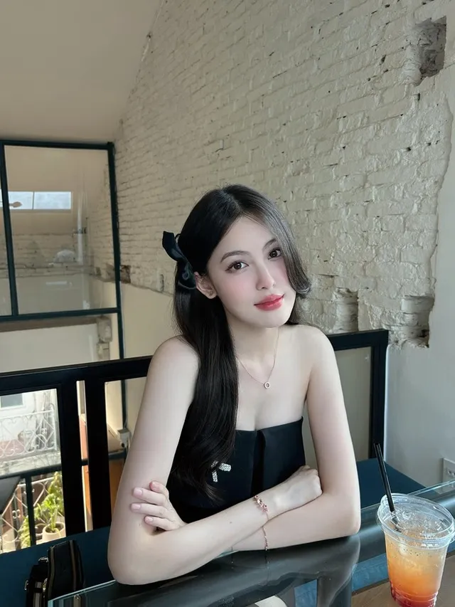 hieuthuhai-bat-ngo-cong-khai-tinh-cam-voi-ban-gai-hot-girl (10)