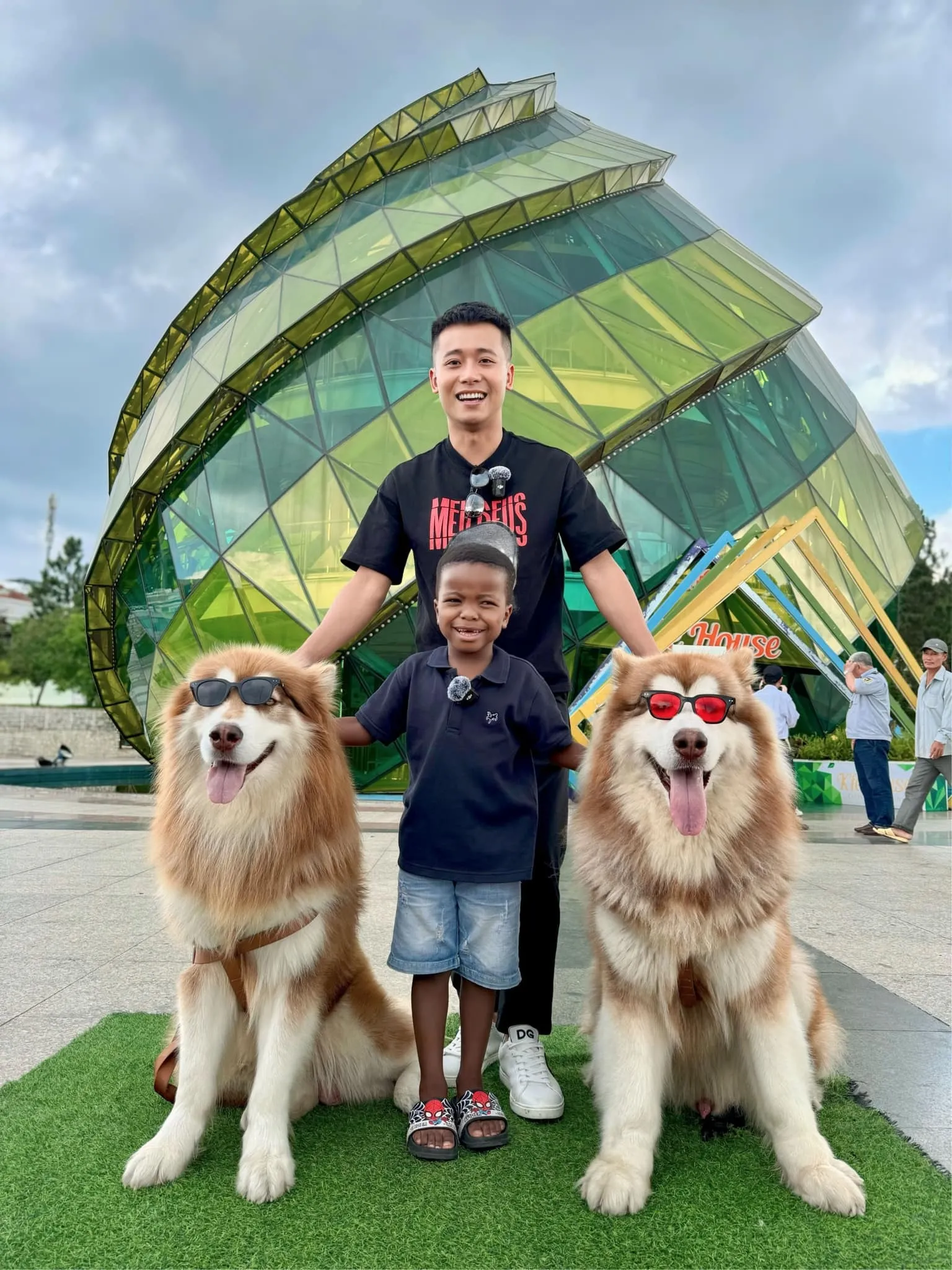 quang-linh-vlog-duoc-fan-tang-lo-dat (2)