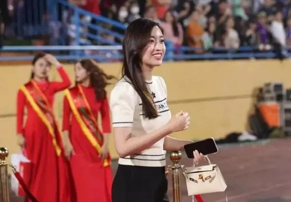 hoa-hau-do-my-linh-xuat-hien-luom-thuom (1)