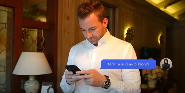 minh-tu-lan-dau-cong-bo-khoanh-khac-duoc-chong-tay-cau-hon-bang-dong-ho-vang (1)