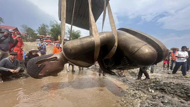 lao-khai-quat-pho-tuong-phat-1000-nam-tuoi-duoi-long-song-mekong (2)