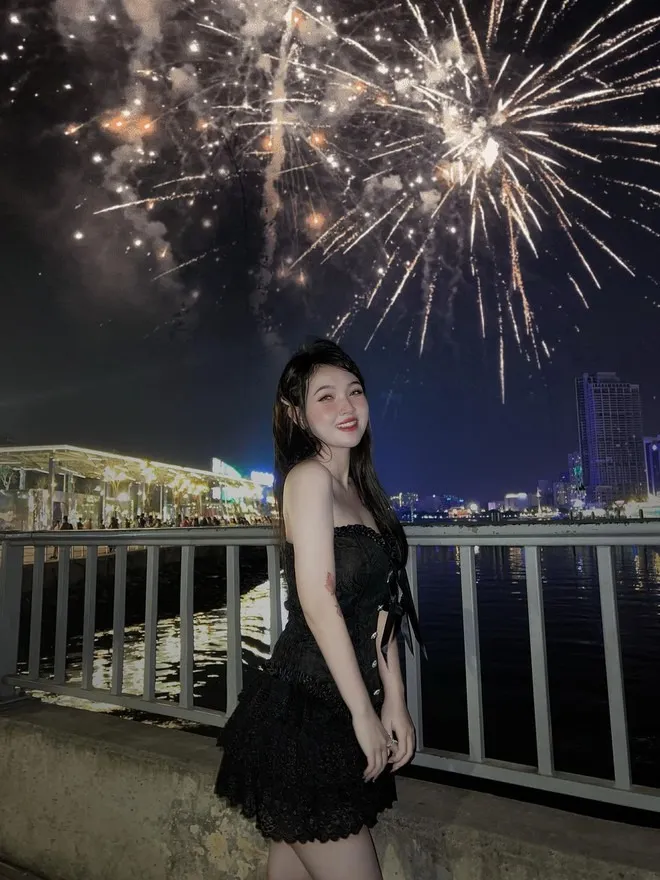 di-dam-cuoi-nhung-lai-mac-vay-trang-cam-hoa-chup-cung-chu-re-het-co-dau (3)