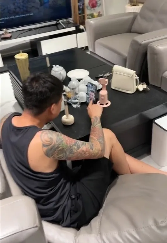 nam-em-cong-khai-hinh-anh-ban-trai-ban-thit-lon (5)