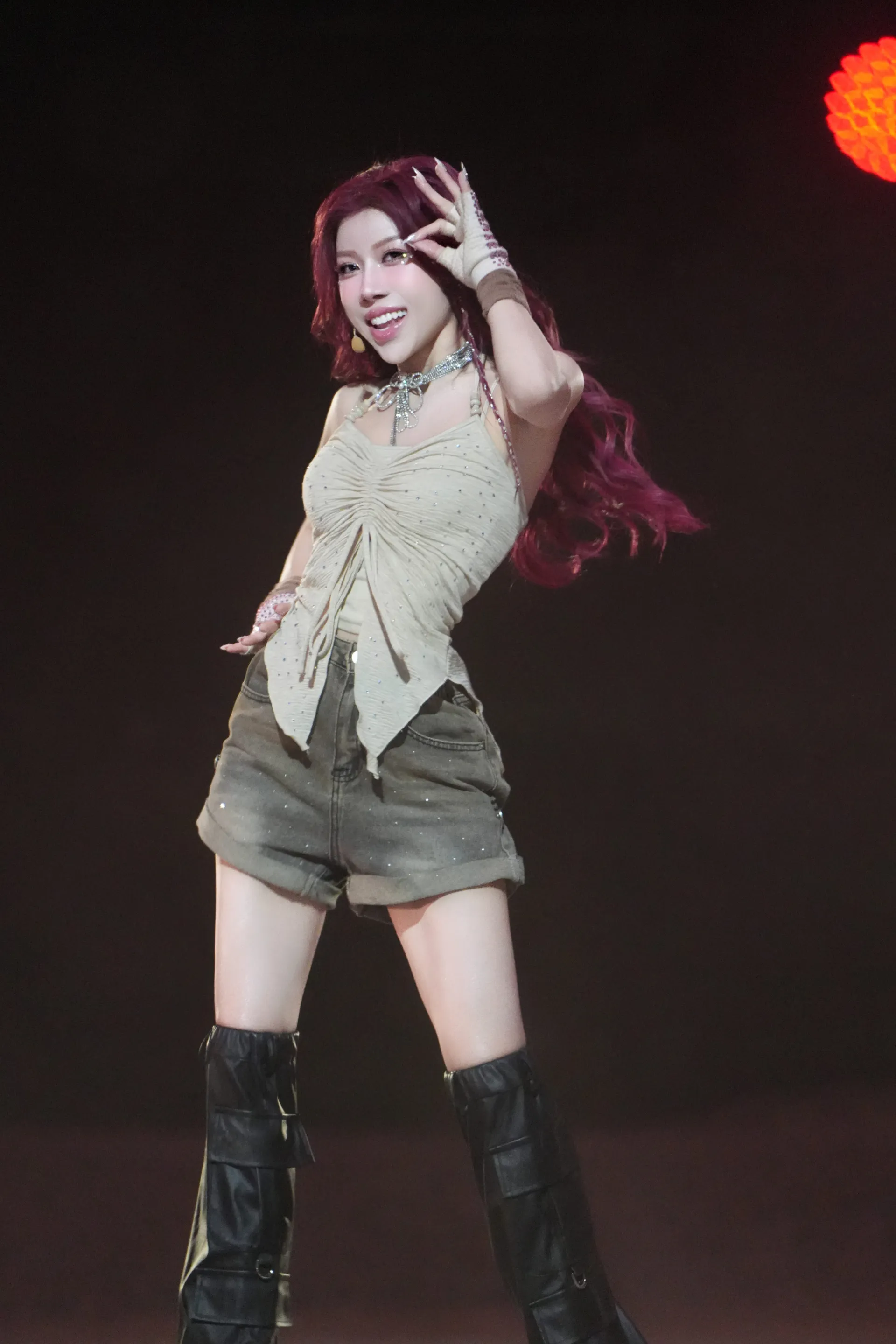 lunas-bung-no-tai-san-khau-dap-gio-trung-quoc (3)