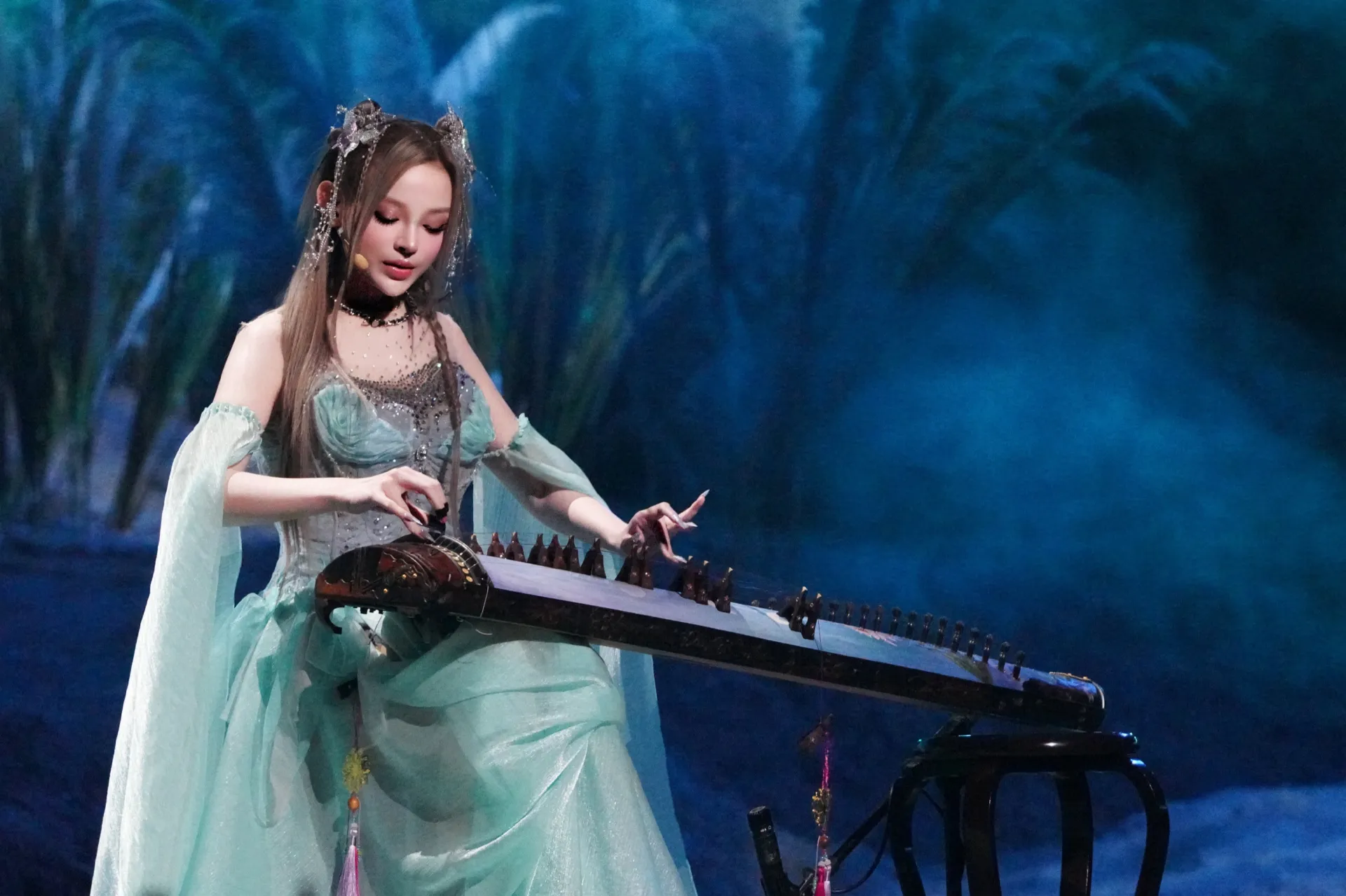 lunas-bung-no-tai-san-khau-dap-gio-trung-quoc (6)