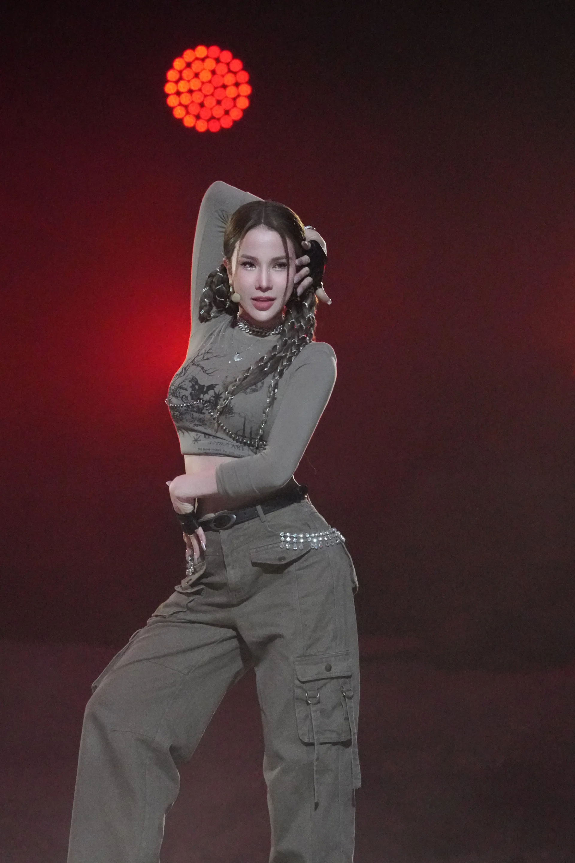 lunas-bung-no-tai-san-khau-dap-gio-trung-quoc (9)