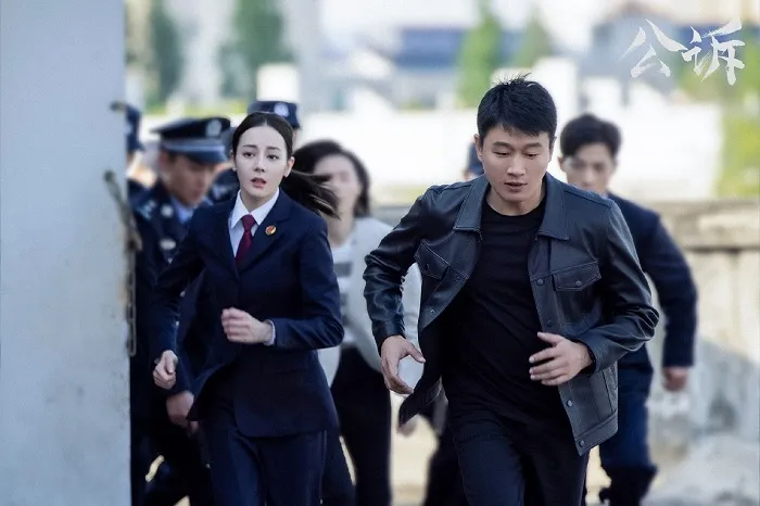 cong-to-cua-dich-le-nhiet-ba-dien-xuat-guong-gao-rating-thap-den-dang-thuong