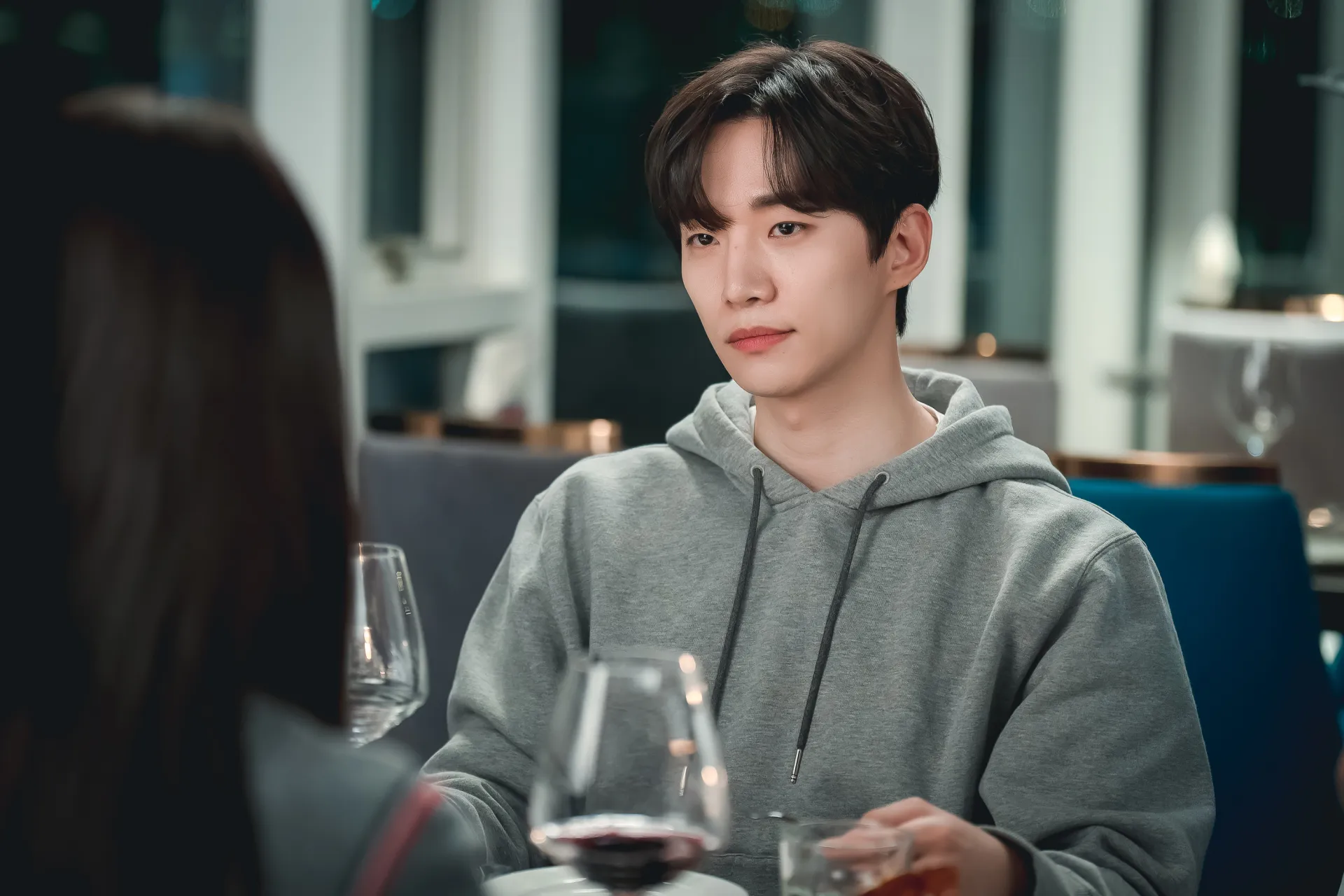 khach-san-vuong-gia-check-in-tren-top-bang-xep-hang-phim-netflix-khong-noi-tieng-anh (2)