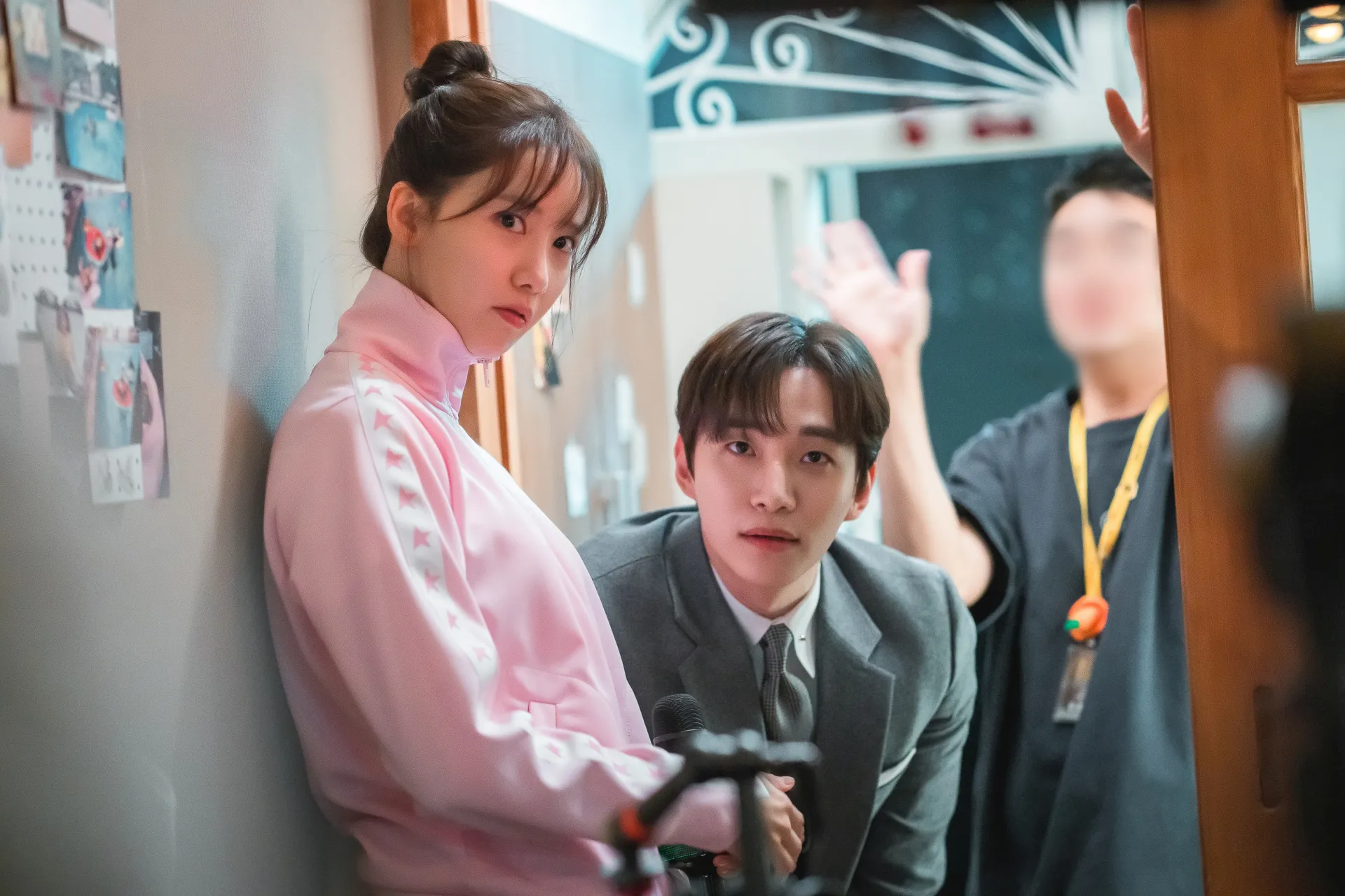 khach-san-vuong-gia-check-in-tren-top-bang-xep-hang-phim-netflix-khong-noi-tieng-anh (4)