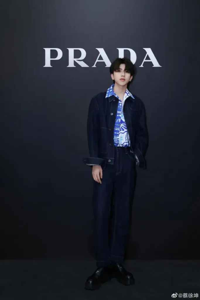 xon-xao-bong-tuyet-trong-sach-con-sot-lai-cua-prada-hen-ho-hot-girl-mang-phai-chang-khong-the-thoat-khoi-loi-tien-tri