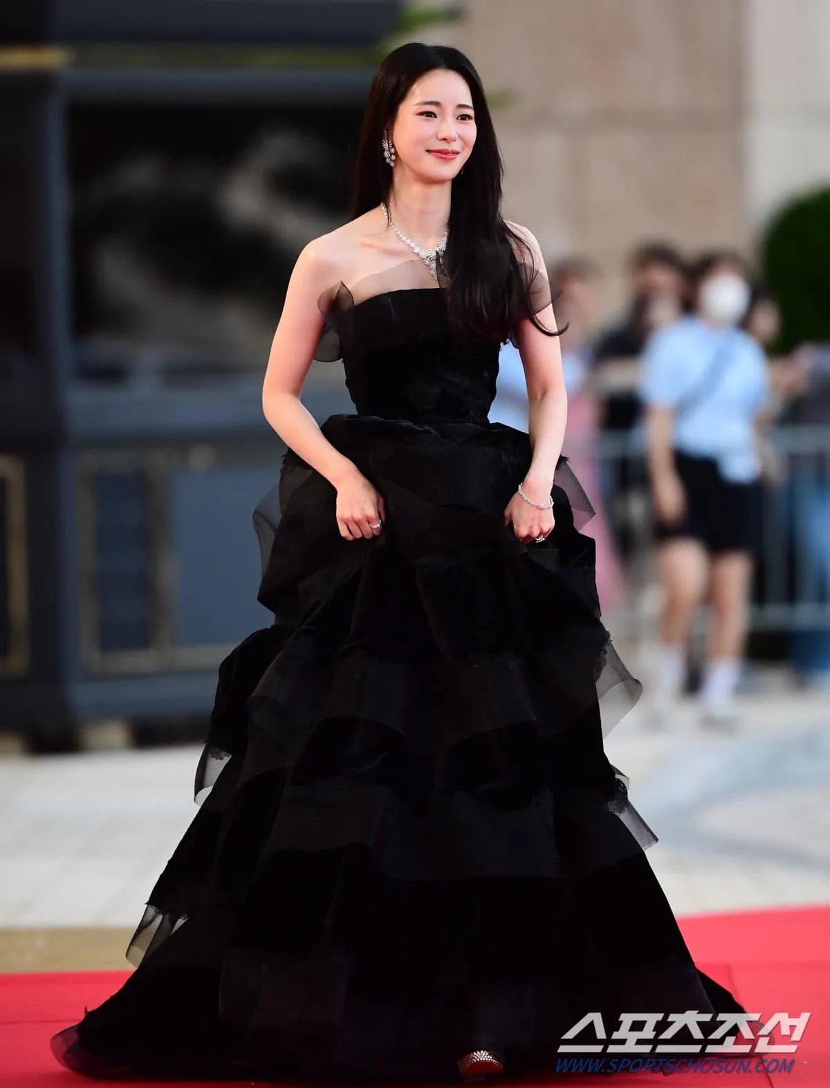 sieu-tham-do-rong-xanh-2023-yoona-khoe-lung-tran-zexy-het-nac-song-hye-kyo-xung-dang-quoc-bao-nhan-sac