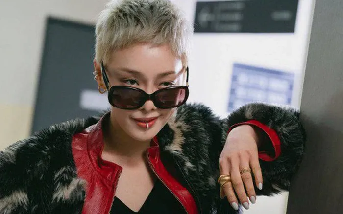 bo-ba-ac-quy-dang-so-nhat-man-anh-han-hien-tai-dien-nu-kim-hieora-tai-xuat-voi-dien-mao-chat-nhu-nuoc-cat