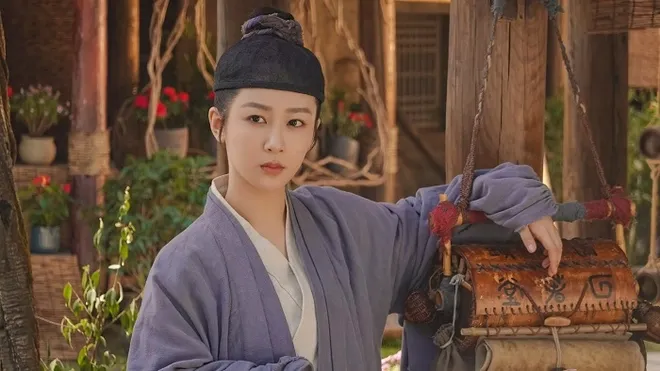 hy-sinh-vi-nghiep-dien-nhu-duong-tu-khong-ngai-kho-nhet-giay-co-trang-vao-mieng-de-canh-quay-duoc-chan-that