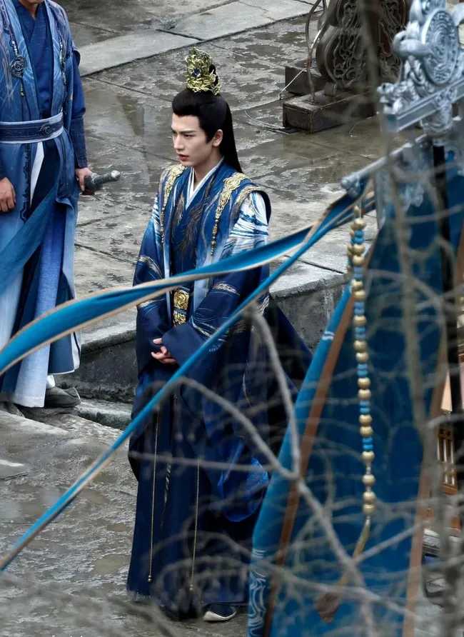 truong-lang-hach-khien-khan-gia-dung-ngoi-khong-yen-vi-tao-hinh-co-trang-sieu-thuc