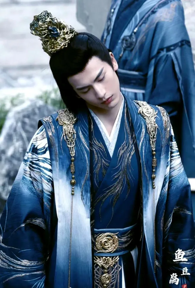 truong-lang-hach-khien-khan-gia-dung-ngoi-khong-yen-vi-tao-hinh-co-trang-sieu-thuc