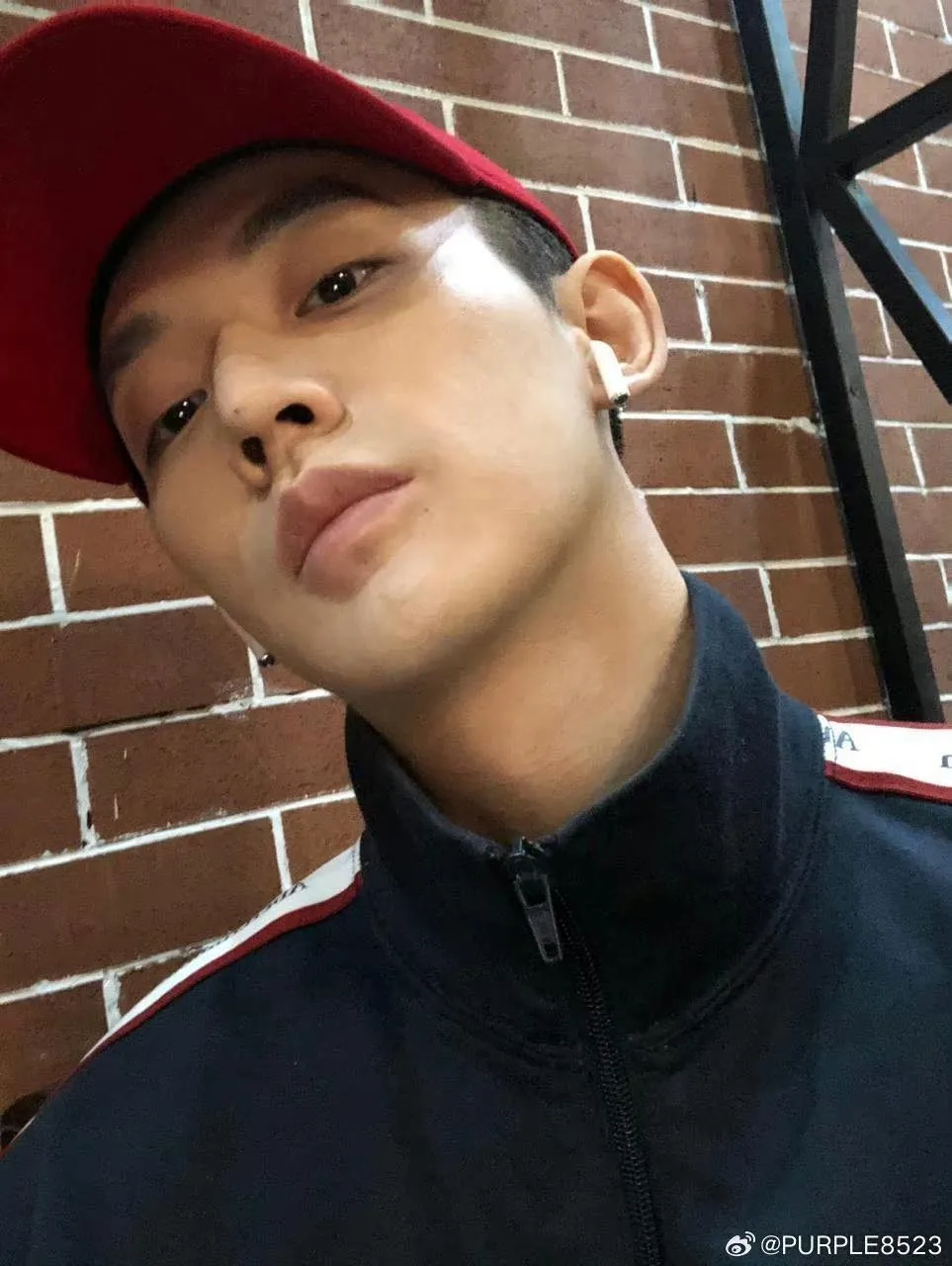 ban-trai-duong-tu-bi-dao-lai-qua-khu-voi-ngoai-hinh-khac-la-dung-chuan-bad-boy-khien-netizen-ngo-ngang