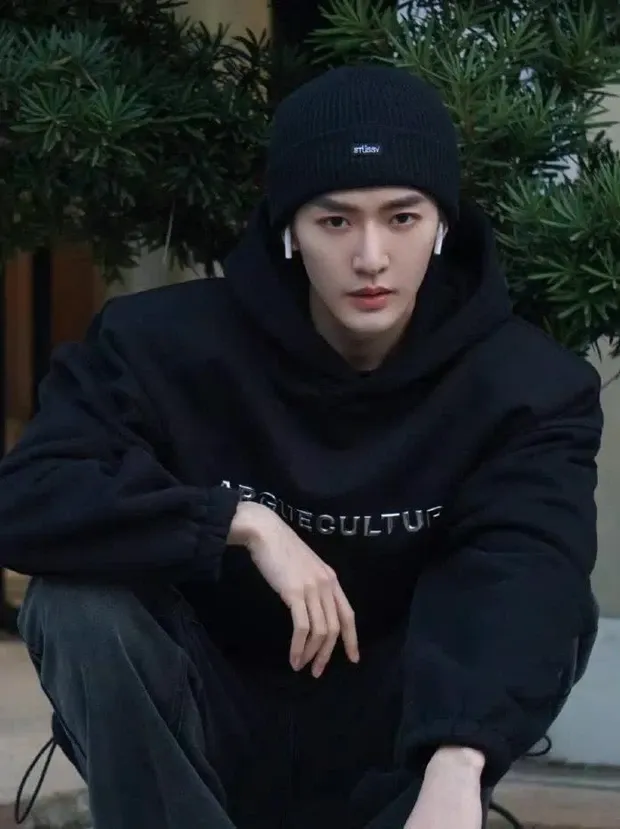 ban-trai-duong-tu-bi-dao-lai-qua-khu-voi-ngoai-hinh-khac-la-dung-chuan-bad-boy-khien-netizen-ngo-ngang (2)