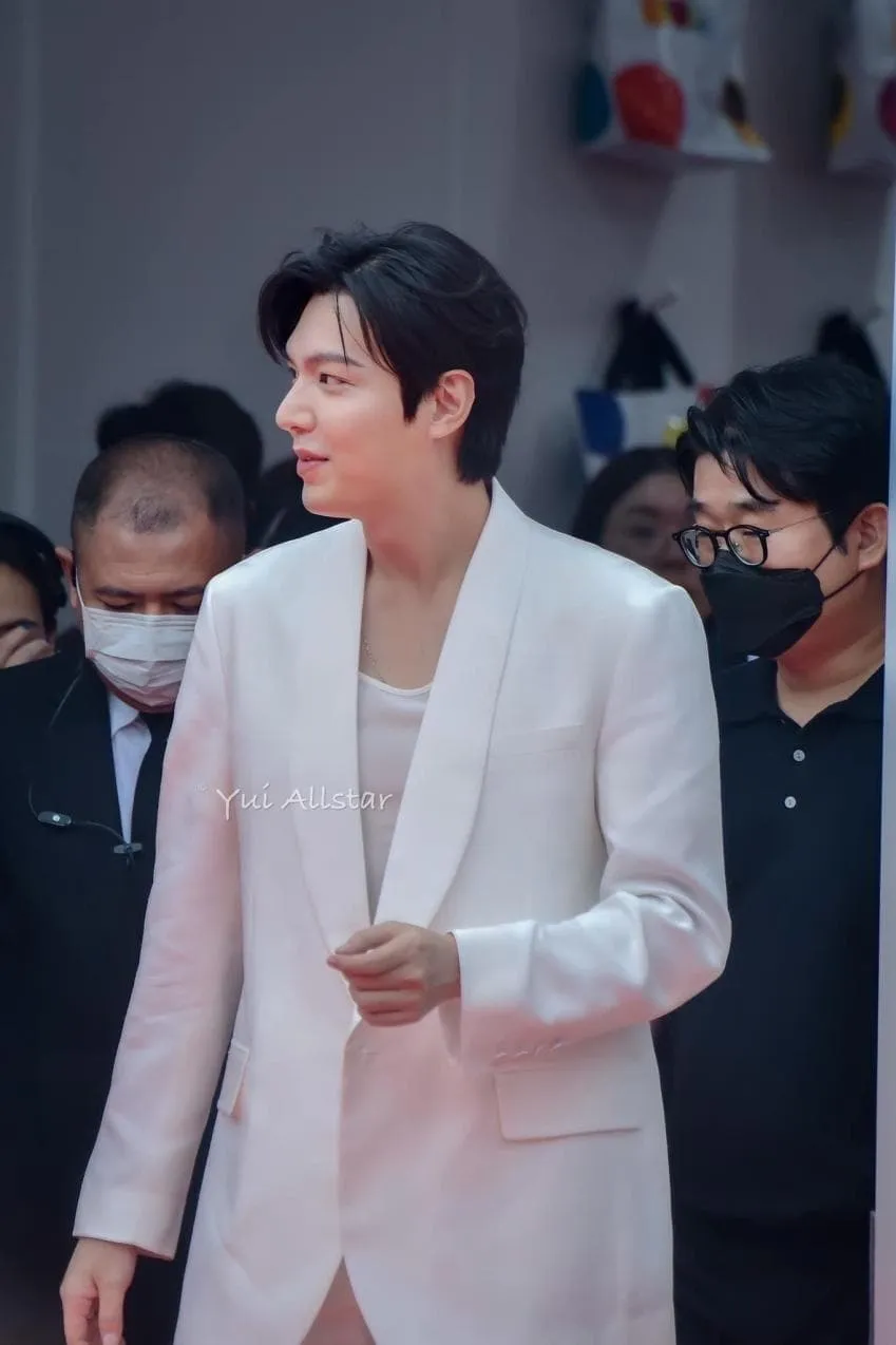 hinh-anh-moi-nhat-cua-nam-than-lee-min-ho-o-tuoi-u40