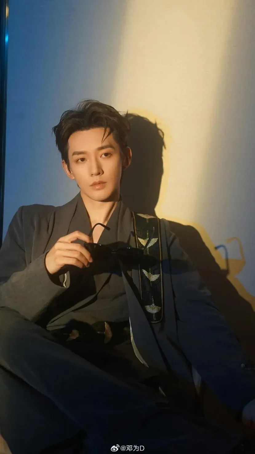 sao-nam-hoa-ngu-hot-nhat-hien-tai-fan-vay-kin-tai-san-bay-bat-len-chi-nho-mot-vai-dien