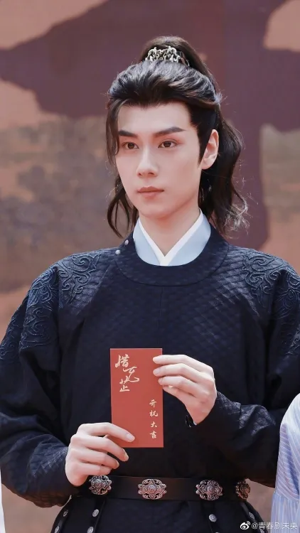 bat-ngo-voi-nhan-sac-tuot-doc-khong-phanh-cua-nam-than-thanh-xuan-trong-phim-co-trang-moi