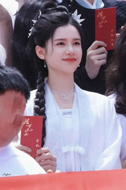 bat-ngo-voi-nhan-sac-tuot-doc-khong-phanh-cua-nam-than-thanh-xuan-trong-phim-co-trang-moi