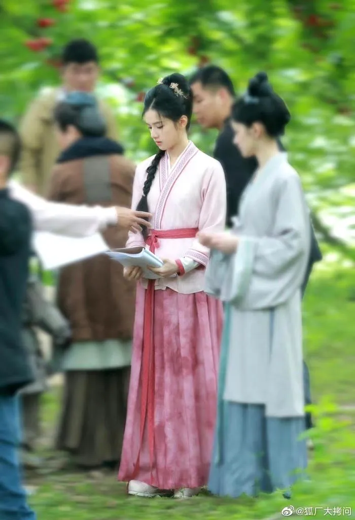 bat-ngo-voi-nhan-sac-tuot-doc-khong-phanh-cua-nam-than-thanh-xuan-trong-phim-co-trang-moi