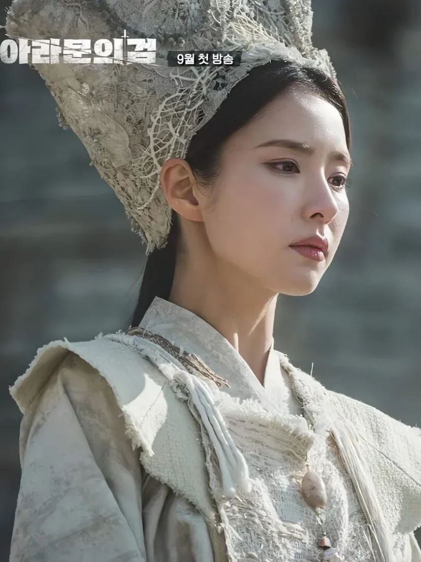 nu-chinh-do-nhat-han-quoc-shin-se-kyung-gay-soc-voi-nhan-sac-dinh-cao-trong-bien-nien-su-arthdal-2