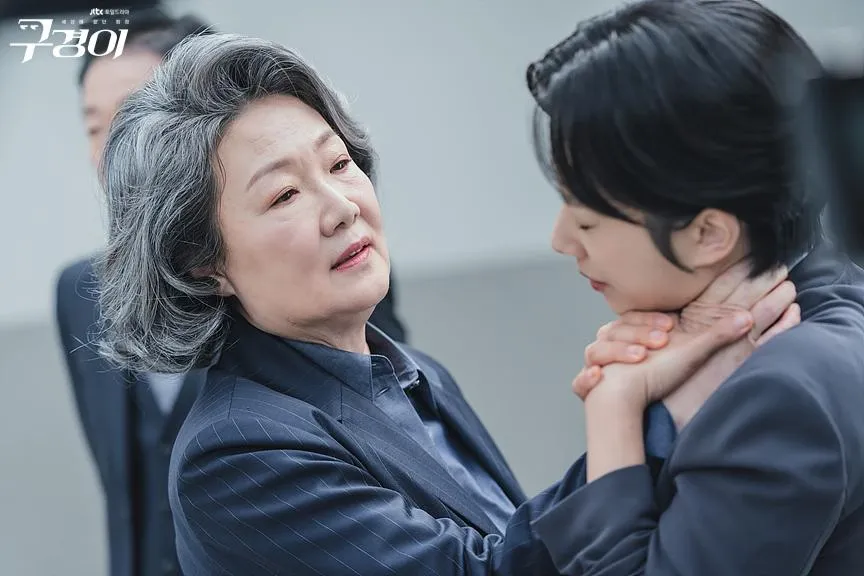 bat-ngo-truoc-nhan-sac-thoi-tre-cua-me-quoc-dan-man-anh-han-ve-dep-sieu-thuc-gay-sot-mang-xa-hoi