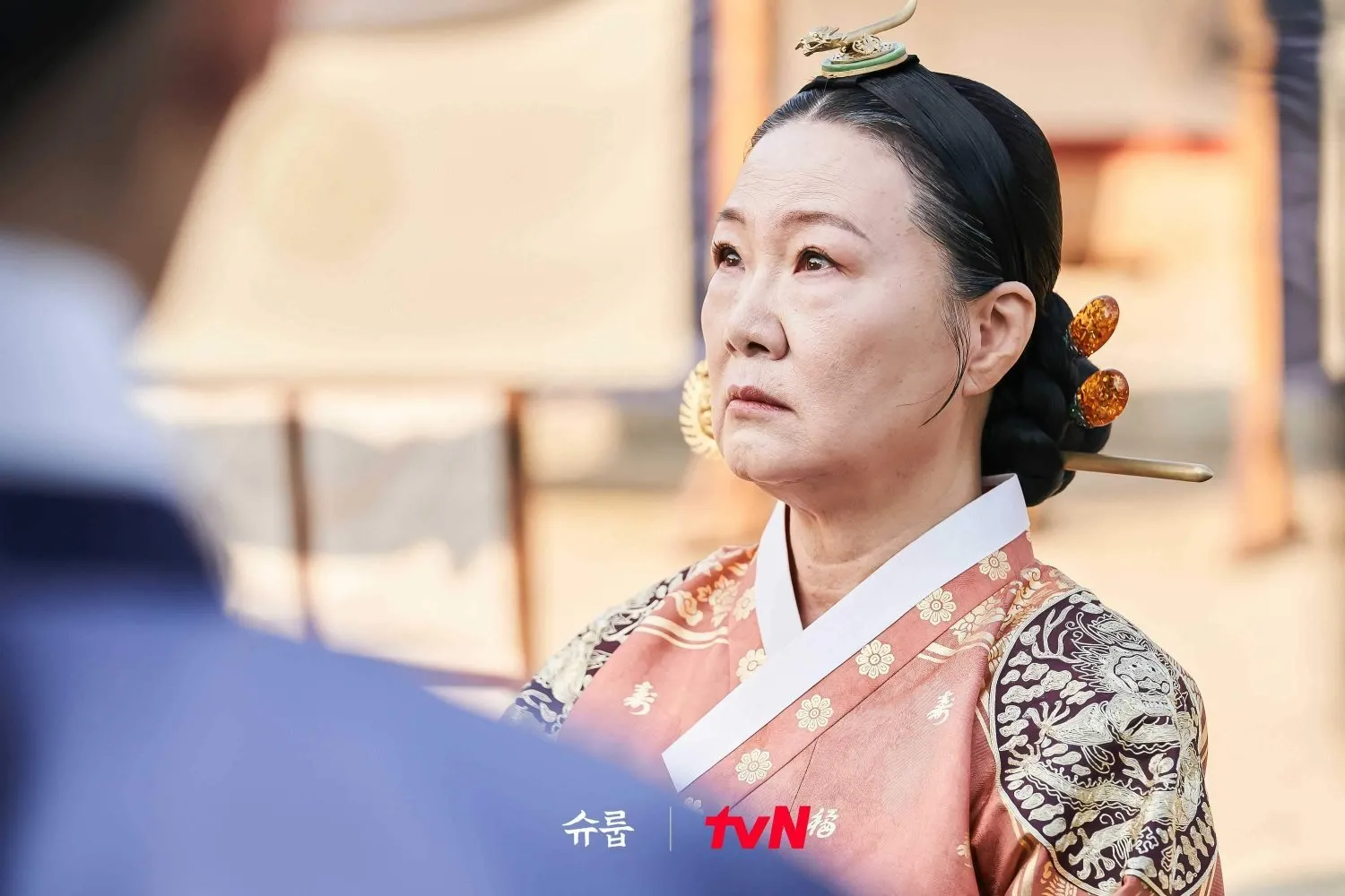 bat-ngo-truoc-nhan-sac-thoi-tre-cua-me-quoc-dan-man-anh-han-ve-dep-sieu-thuc-gay-sot-mang-xa-hoi