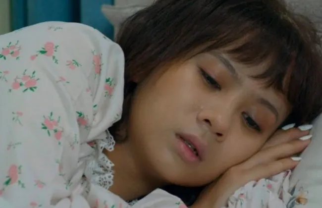 loat-san-trong-phim-viet-gio-vang-nha-ngheo-di-vay-tien-nhung-dung-iPhone-12-promax