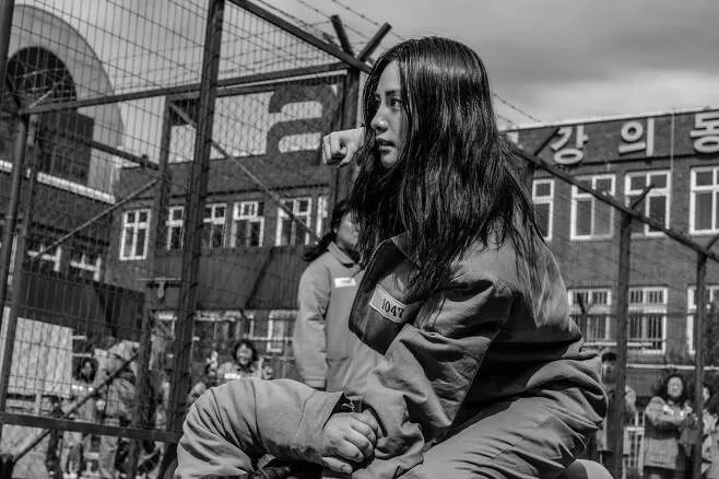 phan-canh-khoa-than-gay-tranh-cai-cua-my-nhan-dep-nhat-the-gioi-trong-mask-girl