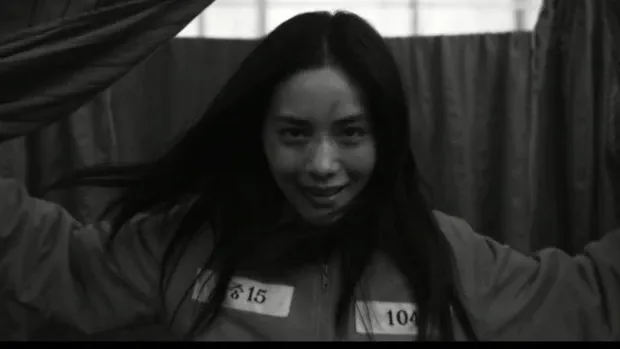 phan-canh-khoa-than-gay-tranh-cai-cua-my-nhan-dep-nhat-the-gioi-trong-mask-girl