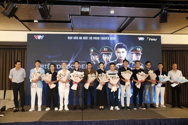 hoang-anh-vu-khong-ngai-lam-xau-minh-bang-cach-cao-troc-dau-lo-hinh-xam-trong-phim-biet-duoc-den