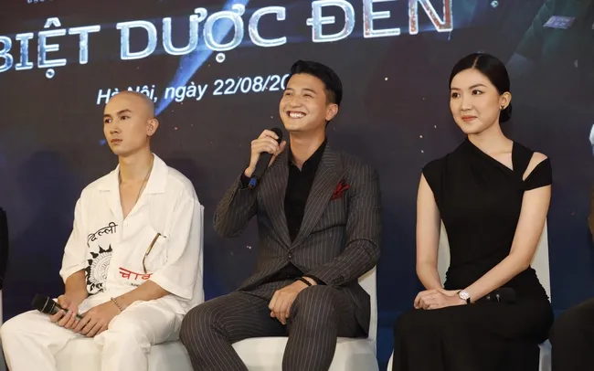 hoang-anh-vu-khong-ngai-lam-xau-minh-bang-cach-cao-troc-dau-lo-hinh-xam-trong-phim-biet-duoc-den