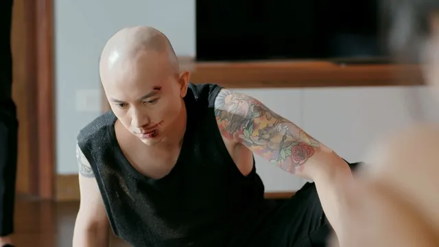 hoang-anh-vu-khong-ngai-lam-xau-minh-bang-cach-cao-troc-dau-lo-hinh-xam-trong-phim-biet-duoc-den