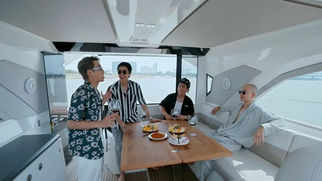 hoang-anh-vu-khong-ngai-lam-xau-minh-bang-cach-cao-troc-dau-lo-hinh-xam-trong-phim-biet-duoc-den