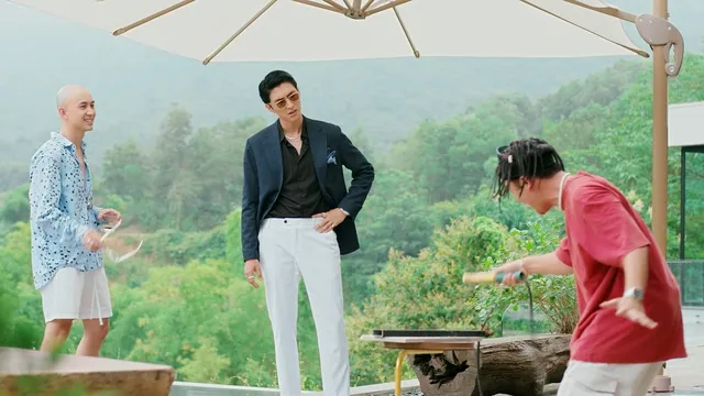 hoang-anh-vu-khong-ngai-lam-xau-minh-bang-cach-cao-troc-dau-lo-hinh-xam-trong-phim-biet-duoc-den