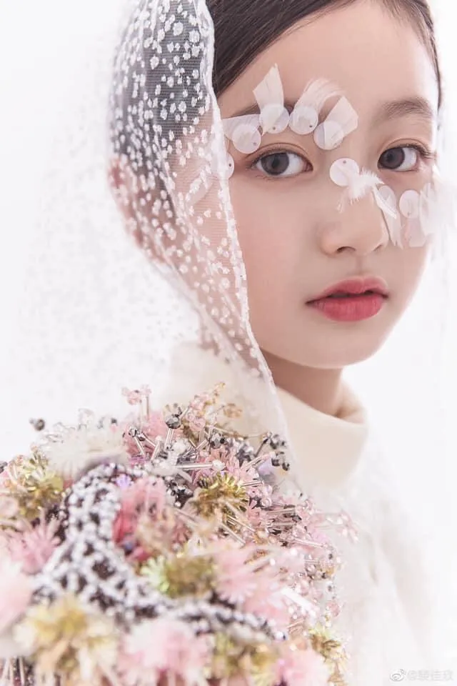 my-nhan-hoa-ngu-duoc-chu-y-nhat-hien-tai-tao-hinh-co-trang-dep-me-man--nhan-sac-lan-luot-ca-nu-chinh