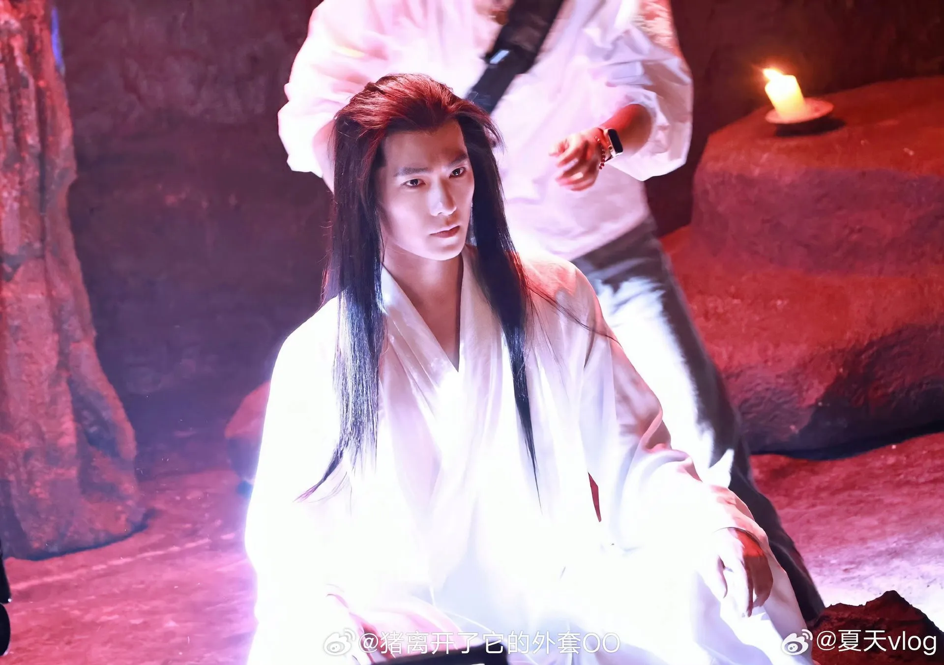 nam-than-man-anh-Hoa-ngu-mot-thoi-gay-that-vong-tao-hinh-co-trang-te-hai-bi-netizen-tay-chay-manh-me